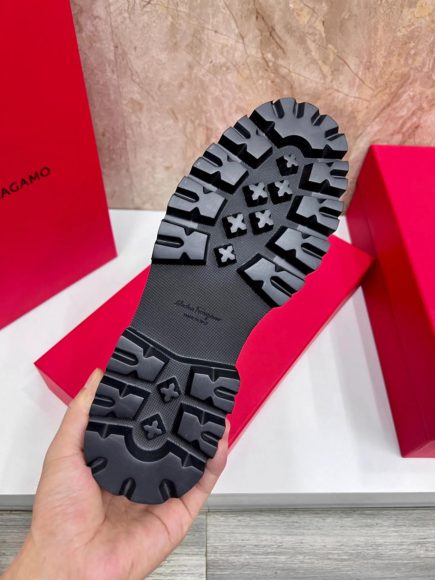 Original quality P580 Brand: Ferragamo Standard size: Men's size 38/44 (45.46 can be customized) Grade: Same style as the official website High-quality men's shoes Material: Customized first-layer calfskin with water-dyed cowhide lining Cowhide tiptoe Original non-slip and wear-resistant rubber outsole Style category: Men's formal business leather shoes are young and fashionable European and American trends British style Casual matching and comfortable feet Color: actual picture